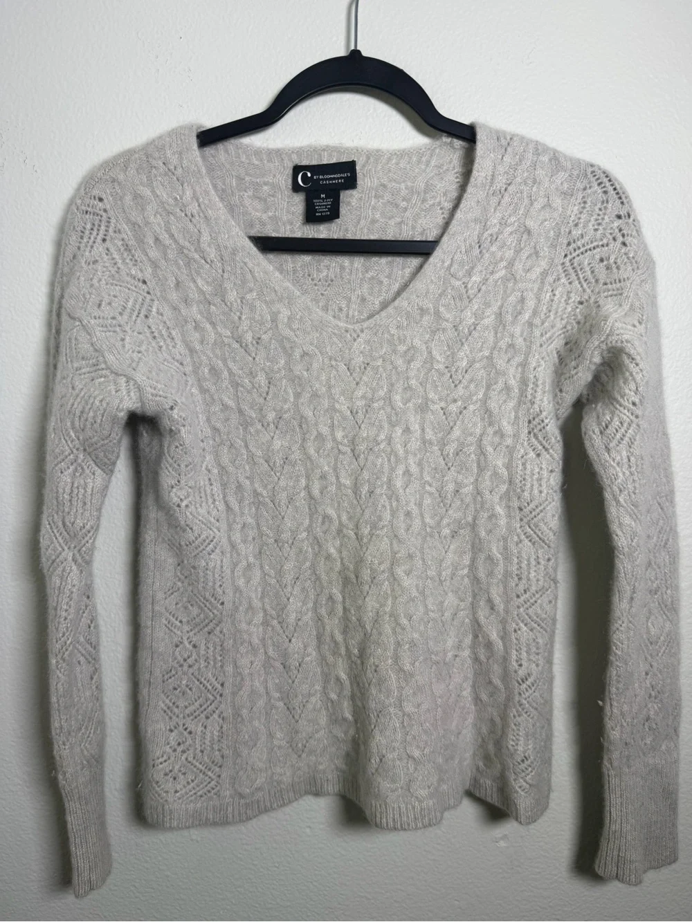 Bloomingdale's 2-Ply 100 % Cashmere Light Grey Cable-Knit V-Neck Sweater Size M